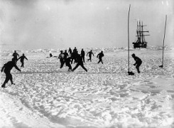 Giocare a pallone sul ghiaccio - Shackleton